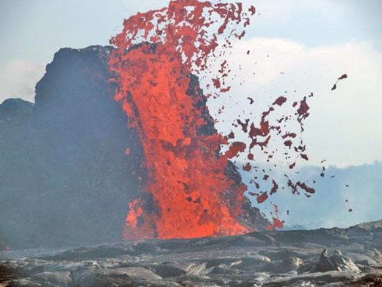 un volcan en éruption